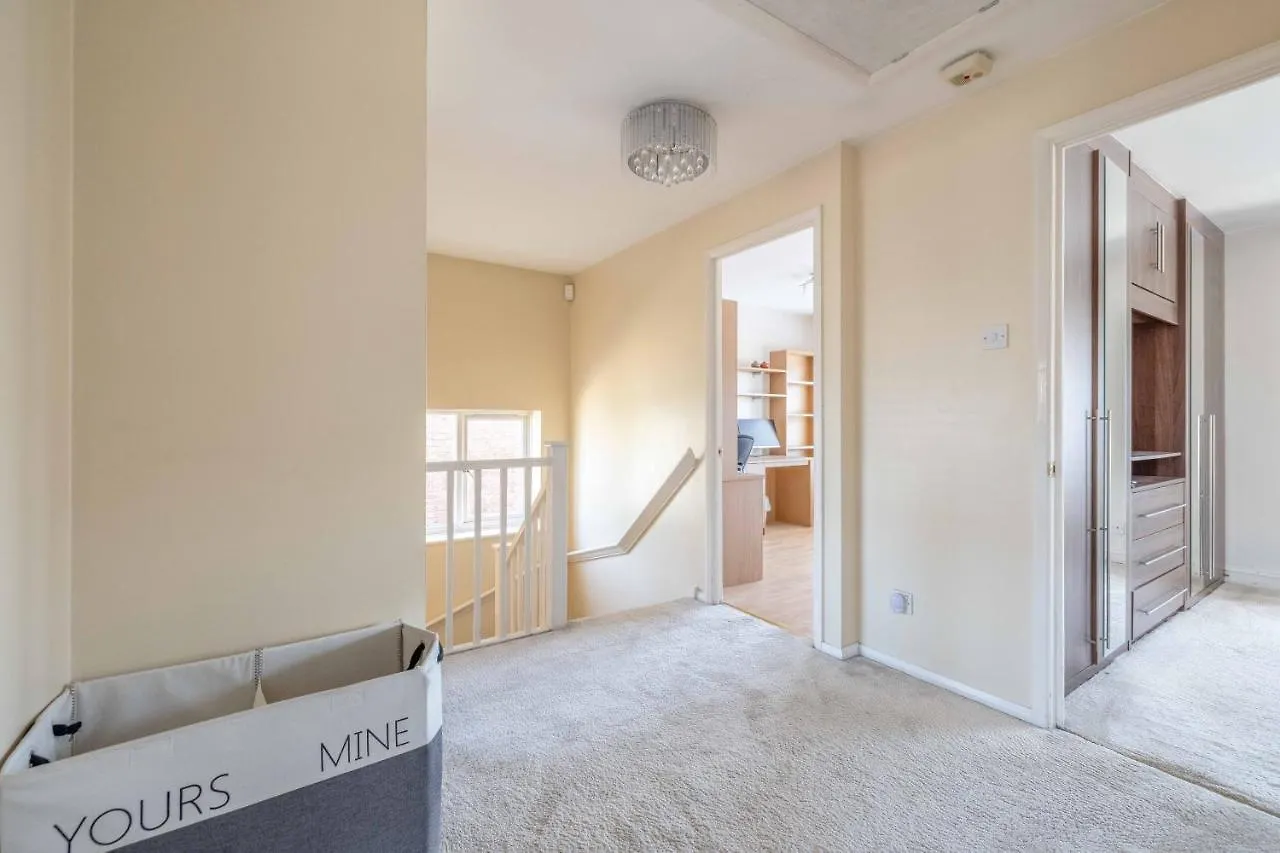 Spacious 3 Bedroom Home - Great For Families! Slough 0*,  United Kingdom