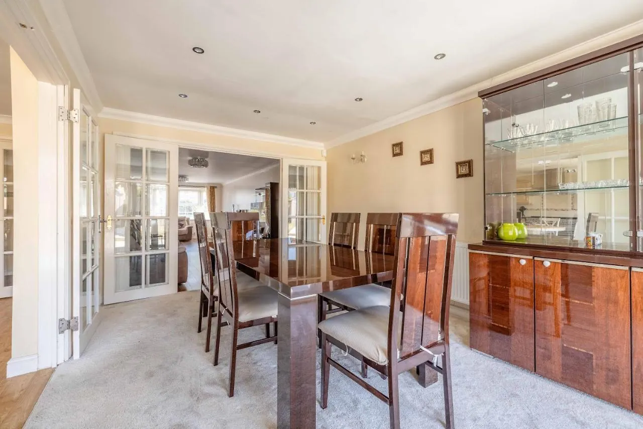 Spacious 3 Bedroom Home - Great For Families! Slough United Kingdom