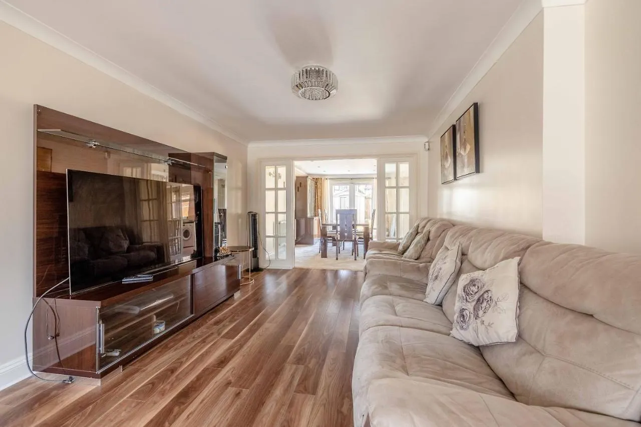 Spacious 3 Bedroom Home - Great For Families! Slough 0*,