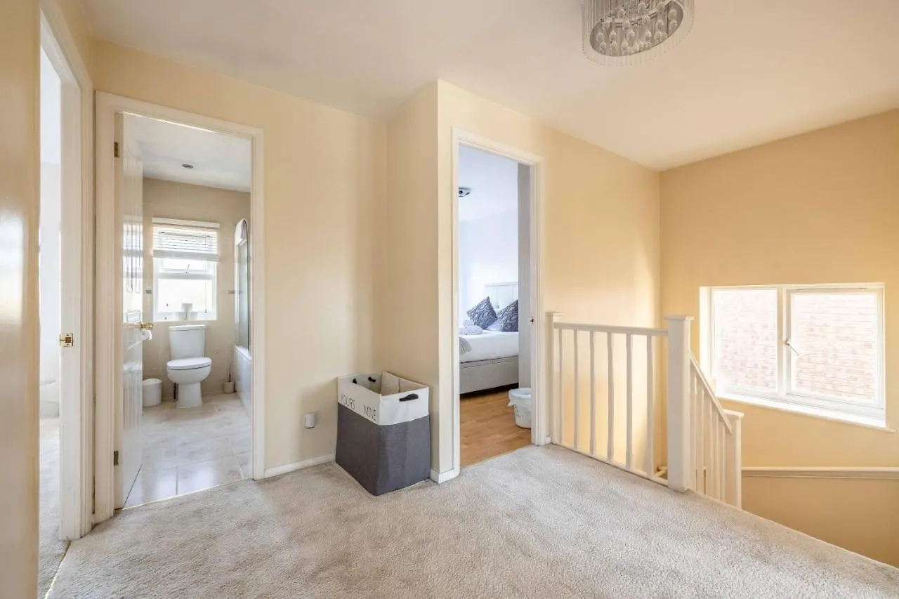 Spacious 3 Bedroom Home - Great For Families! Slough Holiday home