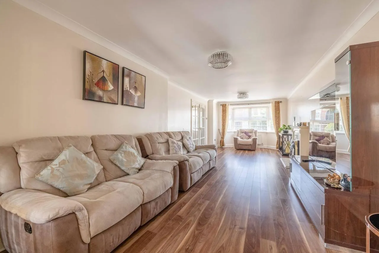 Spacious 3 Bedroom Home - Great For Families! Slough