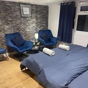 Homestay Loft Haven: Spacious Retreat With Private Toilet And Free Parking, Hanworth (Berkshire)