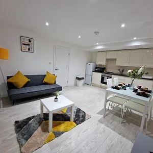 Apartment Zdnu 2 Bedroom Reeani, Uxbridge